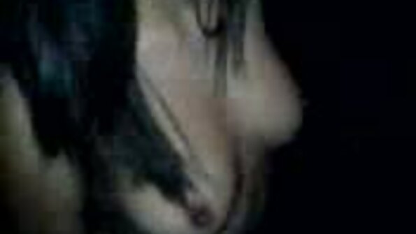 Niditra tao amin'ny sofa hoditra tamin'ny olon-tiany i Brunette